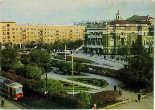 Девушки в коротких в обтяжку юбочках ребята в пиджачках и брюках дудочках и - фото 60