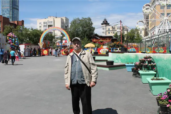 Григорий Рыжов в зоопарке в Екатеринбурге Уже давно в зоопарке живёт слониха - фото 16