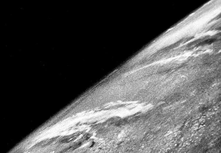 Первая фотография Земли из космоса суборбитальная ракета A4 полет 13 24 - фото 1