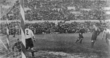 Футбольный матч 1947 года ЦДКА Торпедо В Николаев 8 забивает гол в - фото 16