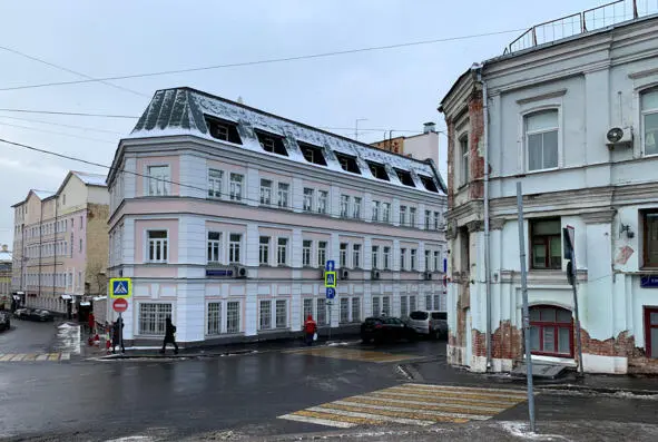 Вы местный спросил он Родился тут и дай бог умру здесь А в том доме - фото 18