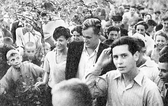 Мальчишки толпами ходили за своим кумиром В атаке Валентин Николаев Справа - фото 9
