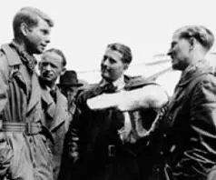 Илл4 Май 1945 г Вернер фон Браун в центре беседует с представителями - фото 210