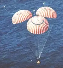 Илл10Один из Аполлонов приводняется в Тихом океане Итак мы видим не старт - фото 67