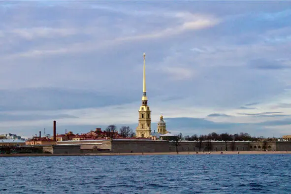 Петропавловская крепость находится на острове она считается символом - фото 1