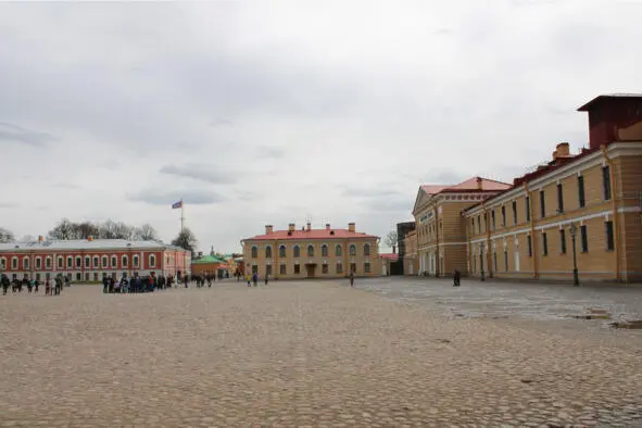 На заднем плане Оберофицерский плацмайорский и оберкомендантский дома - фото 7