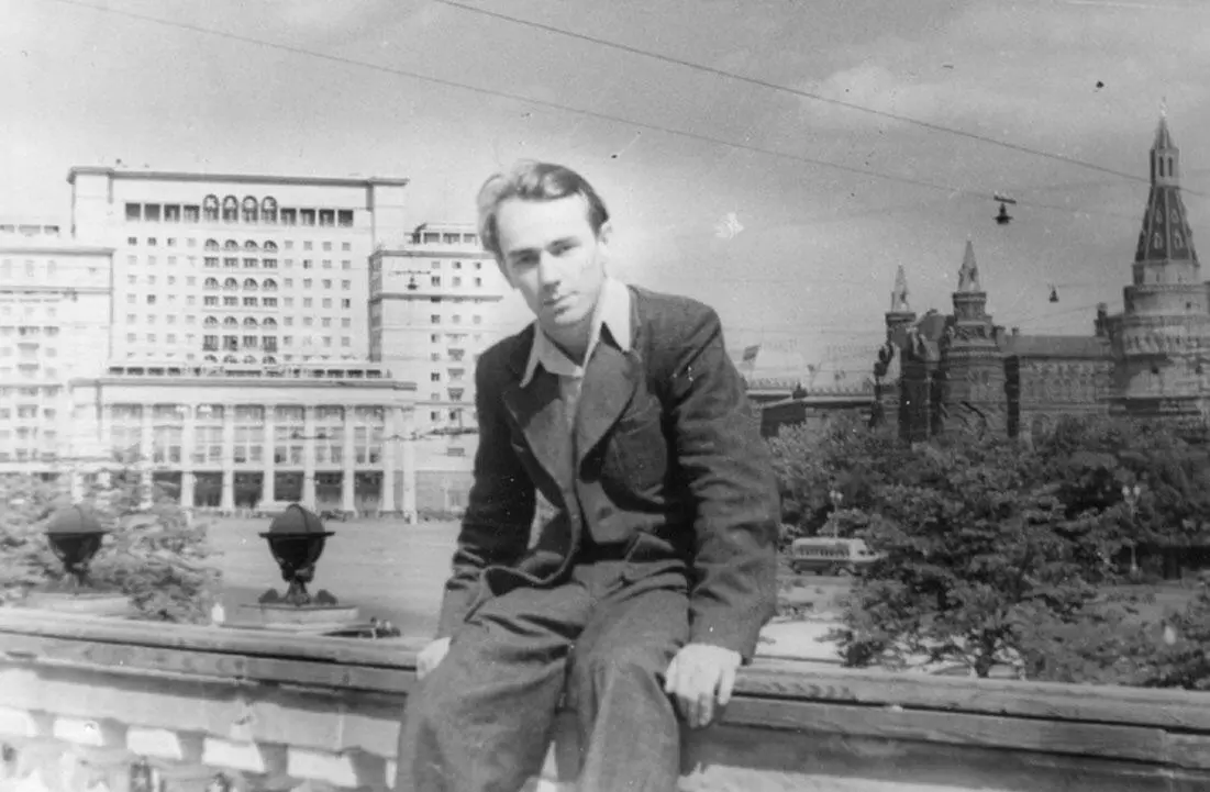 Отец на парапете альмаматер в конце 1940х Сын на том же месте в 2018м - фото 13