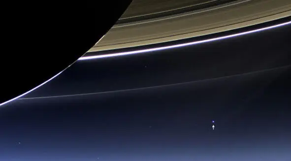 Подпись Снимок Земли сделанный межпланетной станцией Кассини около Сатурна - фото 10