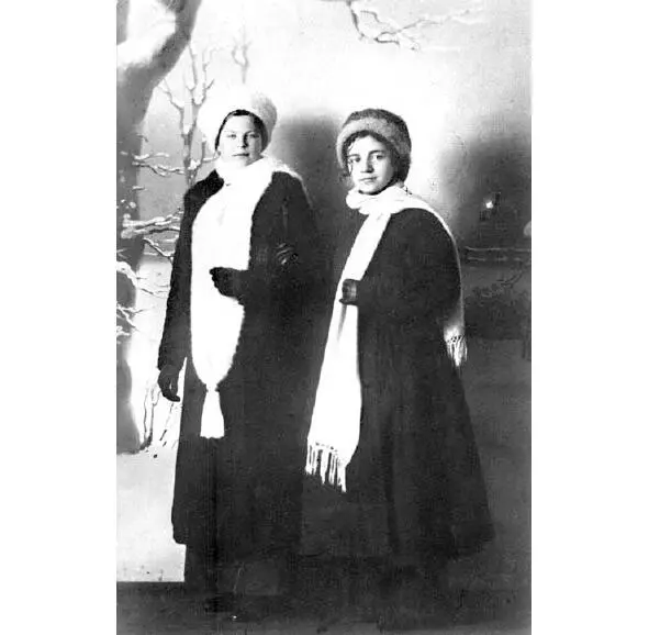 Мария Бальзамова слева и Анна Сардановская 1912 год Из письма конца 1912 - фото 17