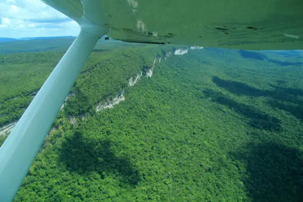 Скалы с плоскими вершинами скрытые джунглями Вид на Пакоа с высоты - фото 15