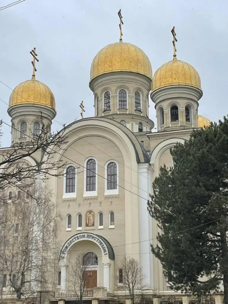 Рядом с храмом находится мемориал где на гранитных плитах высечены имена - фото 3