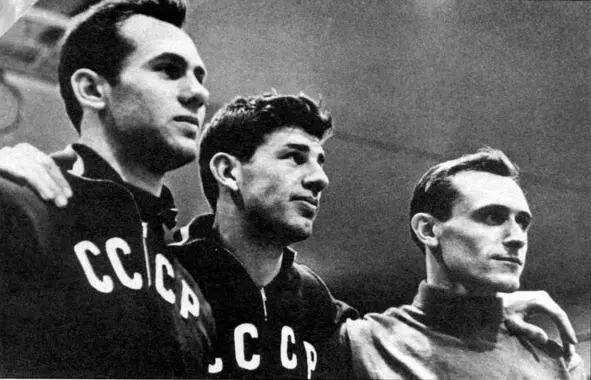 Евгений Момотков справа с призёрами Олимпиады60 Валерием Брумелем и Игорем - фото 19