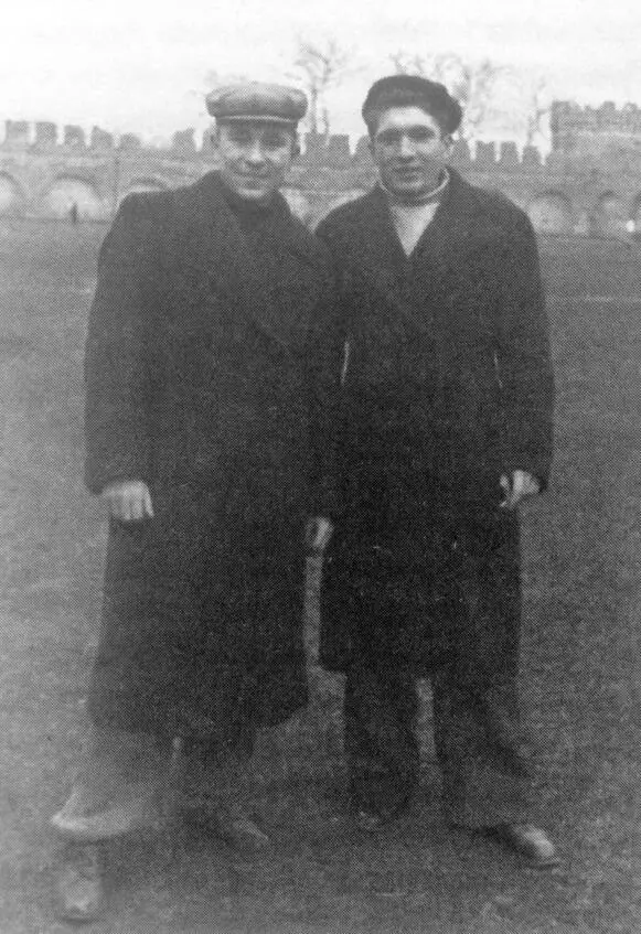 Евгений Гришин с братом Михаилом на тульском стадионе Зенит в кремле 1947 - фото 9