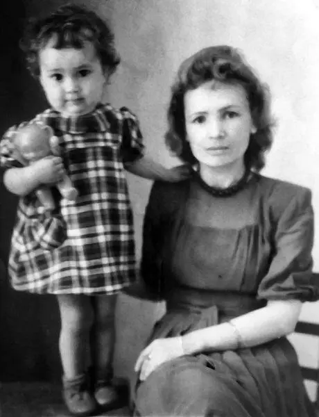 Я с мамой Краснова Надежда Ивановна 1947 год У бабушки были другие приоритеты - фото 5