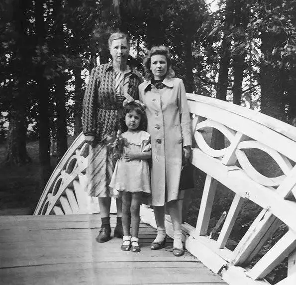 В парке Монрепо с бабушкой слева и мамой г Выборг 1950 год В 60е годы и в - фото 11