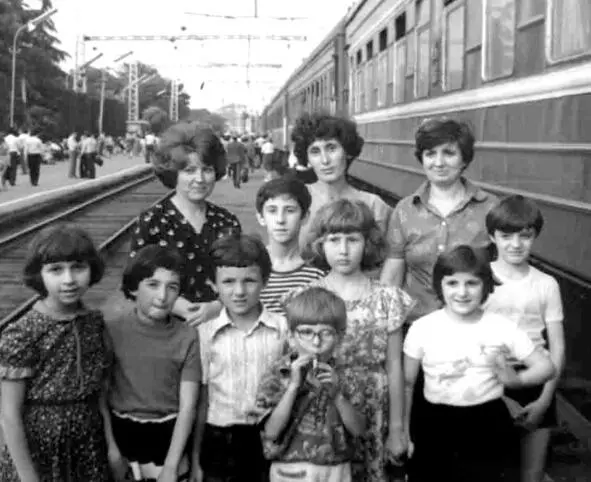 Нас провожают И действительно была олимпиада и нас предупреждали не шляться в - фото 6
