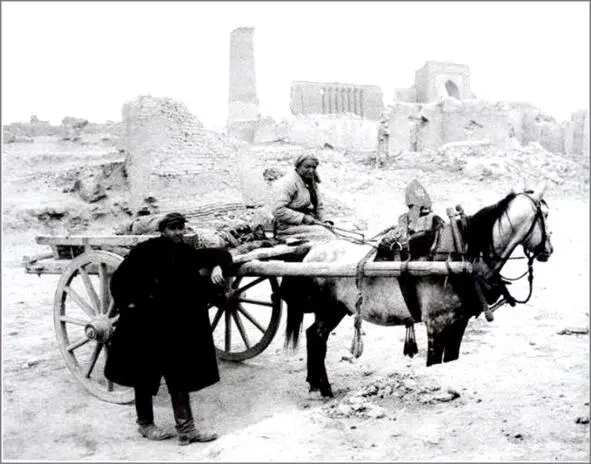 Рис 2д Топограф у стен каравансарая РабатиМалик 19251926 гг - фото 6