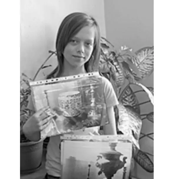 Арина Орунова представляет свою работу она держит в руках фотографии семейных - фото 35