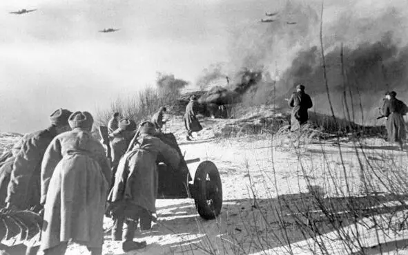 Советские артиллеристы с 45мм пушкой 53К и пехота атакуют вражескую огневую - фото 16