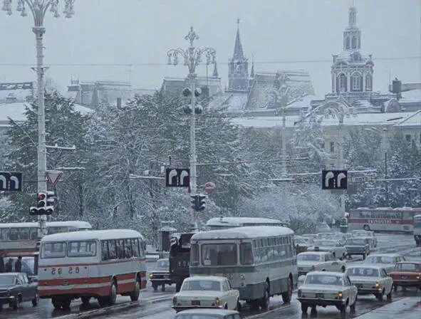 Москва начала 90х Наш загородный автобус если эту ржавую железную коробку - фото 1