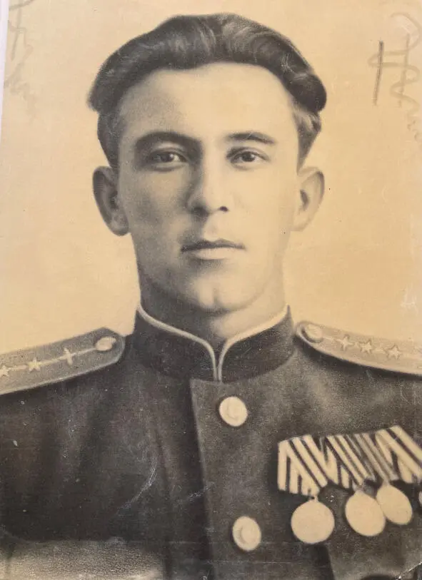 капитан Е И Гладков Евгений Иванович Гладковродился 19 января 1920 года в - фото 1