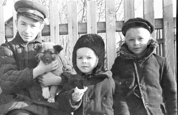 У нашего дома брат Сергей племянник Сережа и я 1959 апрель С нами щенок - фото 5