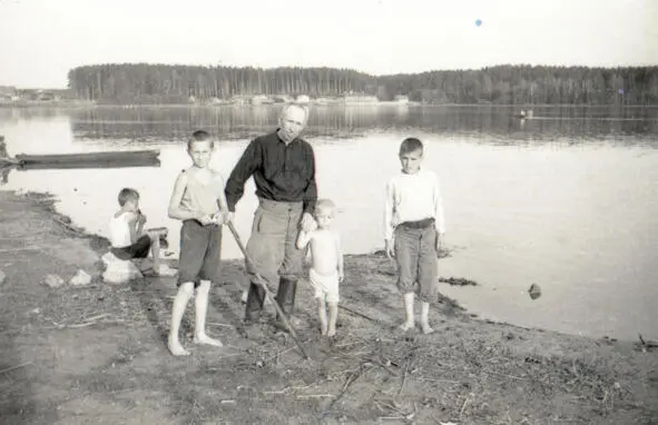 Отчётливо вижу картинку лета мы с отцом стоим на берегу пруда он держит меня - фото 8