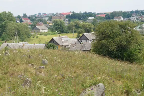 Вид на Индуру со стороны еврейского кладбища На заднем плане синагога - фото 4