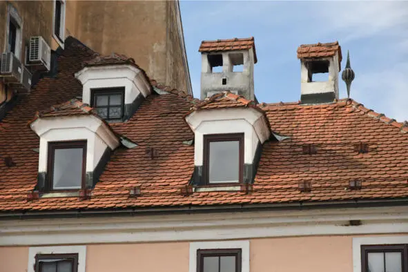 Люкарны на крыше жилого дома Maistrov trg 13 Замковый камень с надписью - фото 8