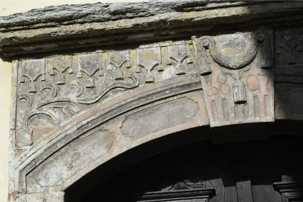 Замковый камень с надписью 1807 Jenkova ulica 8 Фреска на фасаде здания - фото 9