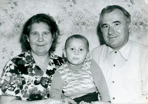 Саша с бабушкой и дедушкой Гродно 1989 Саша 1 год Гродно 1989 Саша 1 год - фото 1