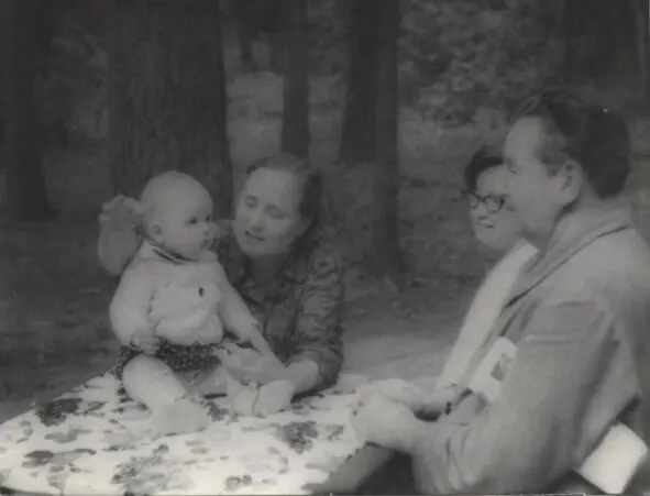 1974 год С бабушкой и дедушкой Вокруг дом отдыха были генеральские дачи - фото 25