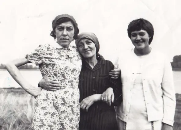 Две мои бабушки и мама 1974г Две мои бабушки и мама 1974г фото Слева - фото 64