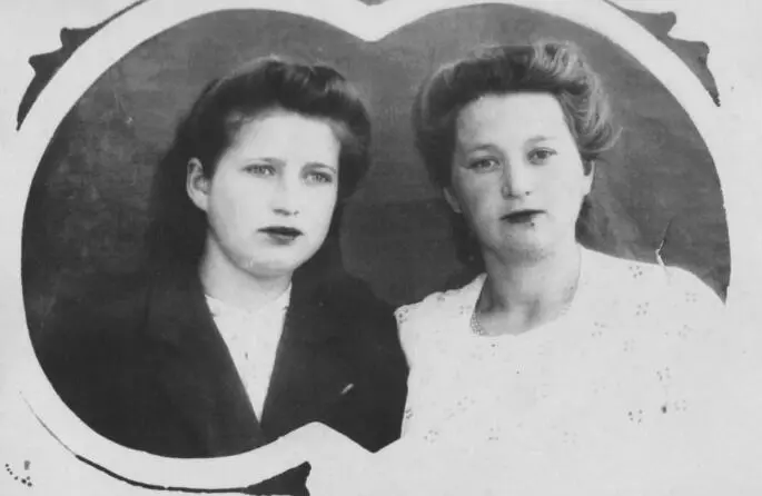 Нина и Тая У старшей сестры тёти Таи сыновья Лёшка и Женька Лёша умер а - фото 16