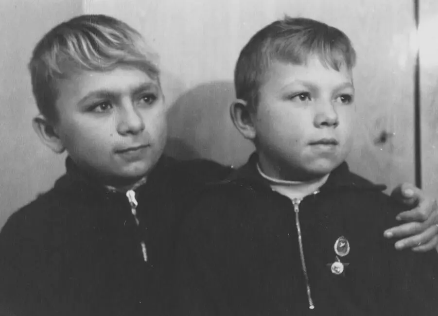 Лёша и Женя У младшей сестры тёти Нины также два сына Боря и Витя Живут - фото 17