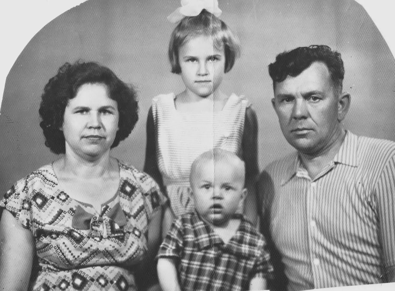 Катя Коля их дети Женя и Андрей Саваторовы Тетя Катя и в среднем возрасте - фото 28