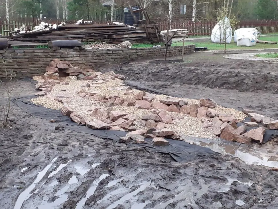 Рис 317 Сухой ручей с фельзитом на береговой линии и речной галькой в русле - фото 48
