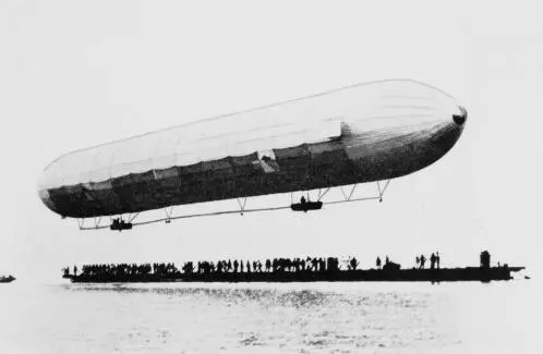 1900 Опытный дирижабль LZ 1 LZ обозначало Luftschiff Zeppelin имел длину - фото 30