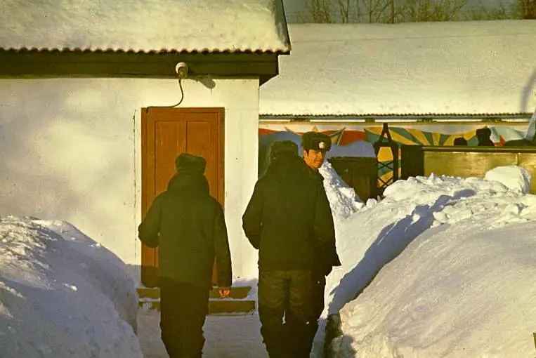 Смирных 1278 У штаба полка Коля Зайцев Несколько дней безвылазно сидели - фото 1