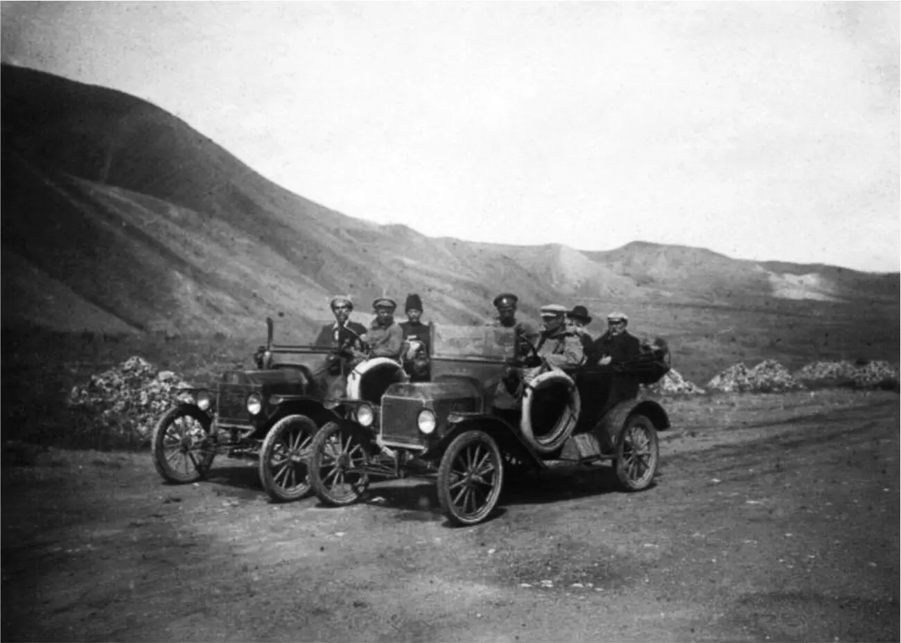 Экспедиция в ТаоКларджети В правой машине на заднем сиденье справа Эквтиме - фото 6