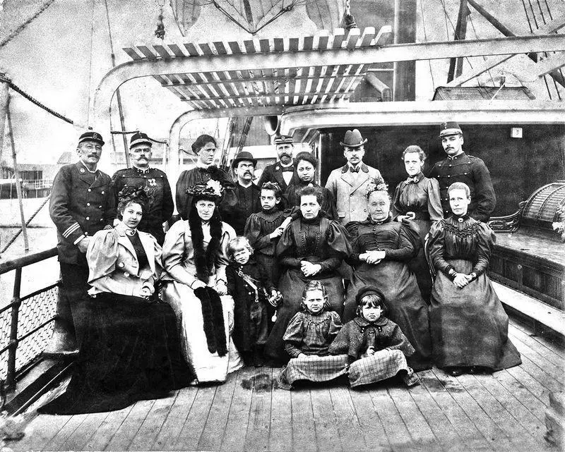 Маргарита сидит первая слева и Рудольф МакЛеод стоит второй справа 1897 - фото 4