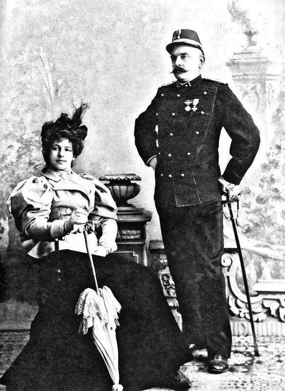 Маргарита и Рудольф МакЛеод 1897 год В Медане МакЛеод стал командиром - фото 5