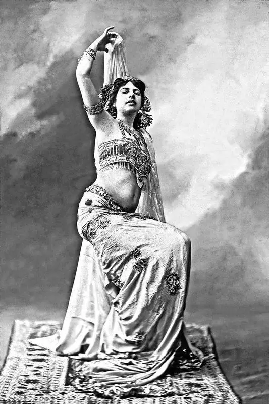 Мата Хари 1905 год Мата Хари исполняет брахманические танцы в библиотеке - фото 7