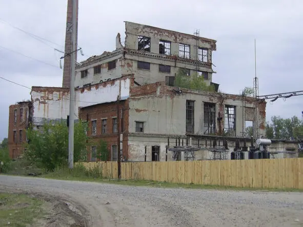 Нахожу фотографию фабрики 2005 года с видом на развалины главного корпуса - фото 8