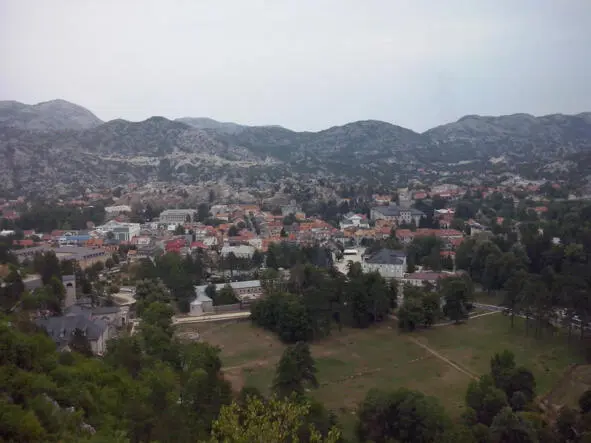 Горы в Черногории сероватые каменные Леса не вполне покрывают их С Орлиного - фото 9