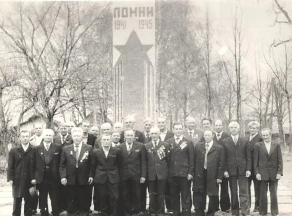 Ветераны ВОВ у Памятника рядом с ДК Икша 1980е г Осенью и в начале зимы - фото 15