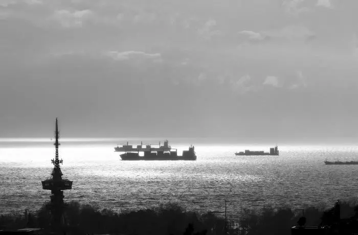 Корабли стоящие на рейде в порту Салоники Пришёл к хозяйственному магазину в - фото 10