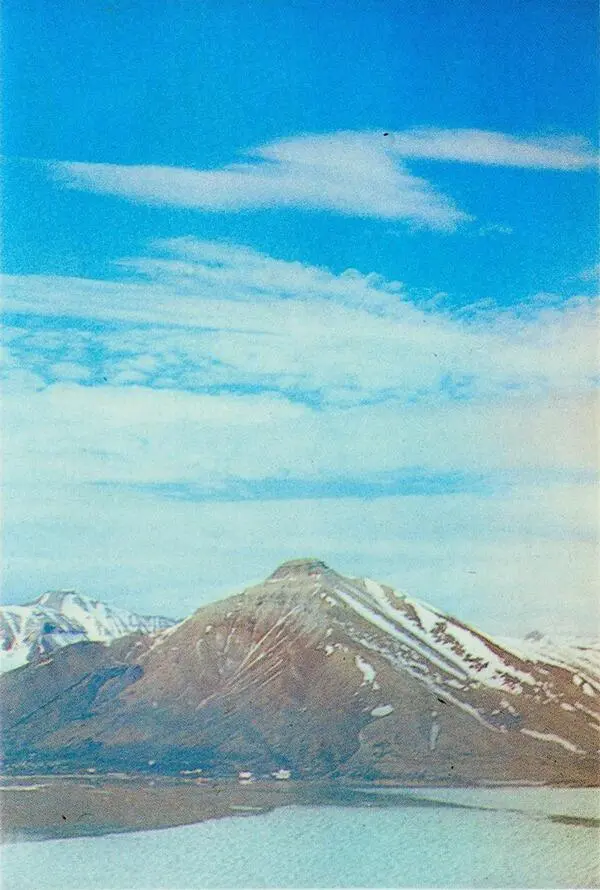 Гора Пирамида Баренцбург Июнь 1980 года Вид с Гренфьорда - фото 16