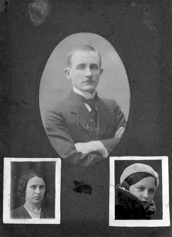 Владимир Никитович Богомолов с женой Евдокией Герасимовной и дочерью Ольгой - фото 10