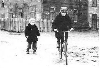 Наш дом на Новоселенской улице На велосипеде это я Мое детство прошло в - фото 13